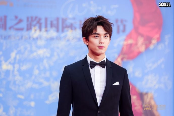 【WPT扑克】吴磊穿正装上网课，被赞霸道总裁附身