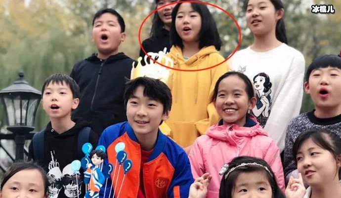 【WPT扑克】张亮儿子长成高富帅，晒出同学合影，背后女同学太抢镜