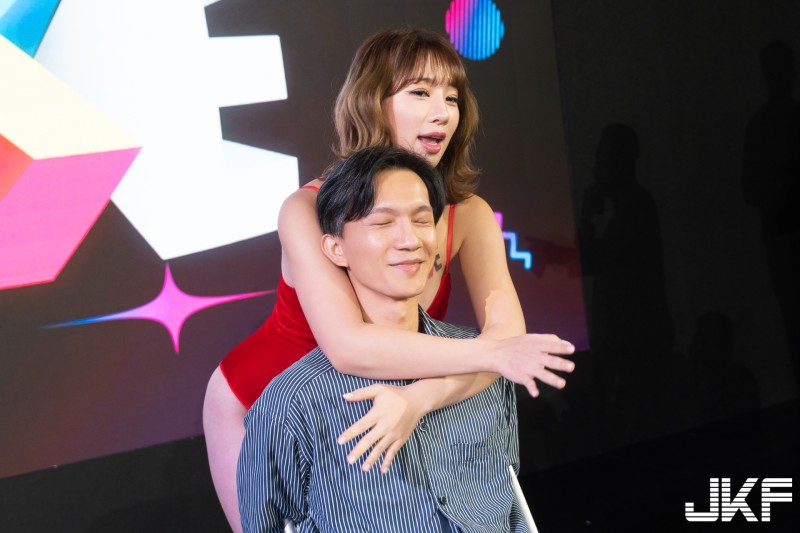 【WPT扑克】韓國百萬美少女《Bitnara》台上互動背後猛貼　粉絲表情好享受！