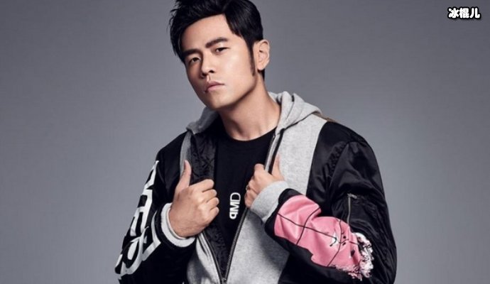 【WPT扑克】周杰伦送上没刮胡子的照片，背后黑板报太鬼畜粉丝：蓄胡子都这么帅