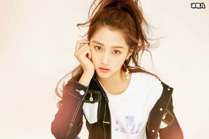 【WPT扑克】偶遇关晓彤逛街，一身黑色短裙尽显气场日常搭配让人傻眼