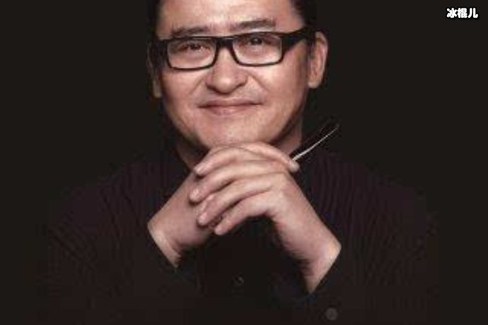 【WPT扑克】刘欢罕见与老婆现身两人着装低调现身机场，全程无交流似陌生人