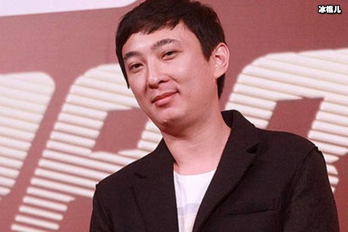 【WPT扑克】王思聪与两位长腿美女吃路边摊，直接盘坐在地上椰子鞋当拖鞋穿