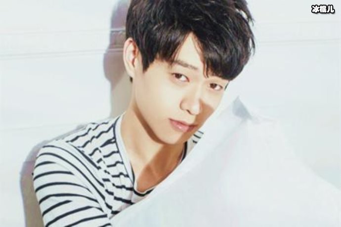 【WPT扑克】魏大勋军大衣袍子太“时尚”，蓝色西装形成反差大勋你到底玩哪样