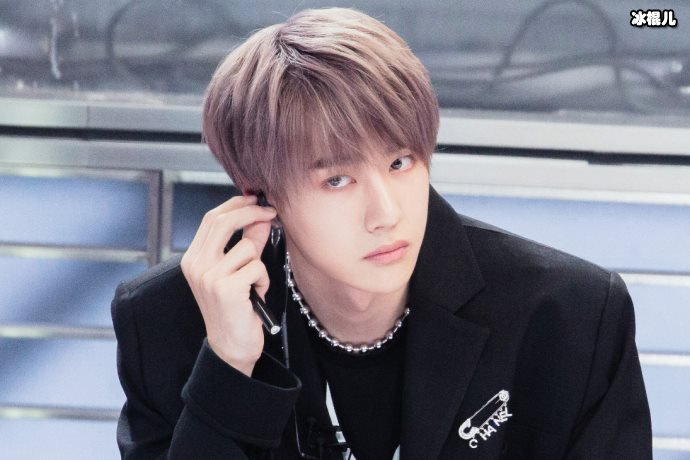 【WPT扑克】王一博忙碌完一天后收工，带着口罩回到酒店不离身