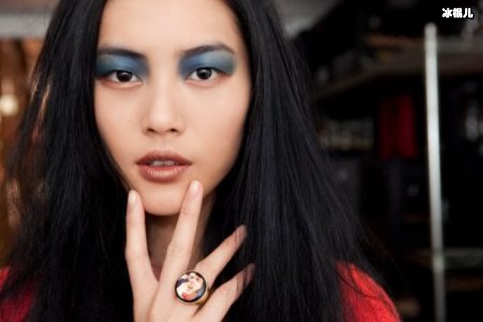 【WPT扑克】刘雯出席某奢品牌酒会，腿长1米1很是抢镜与美女博主合照完胜