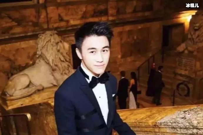 【WPT扑克】何猷君晒和奚梦瑶亲密照片秀恩爱，直言过二人世界超甜蜜