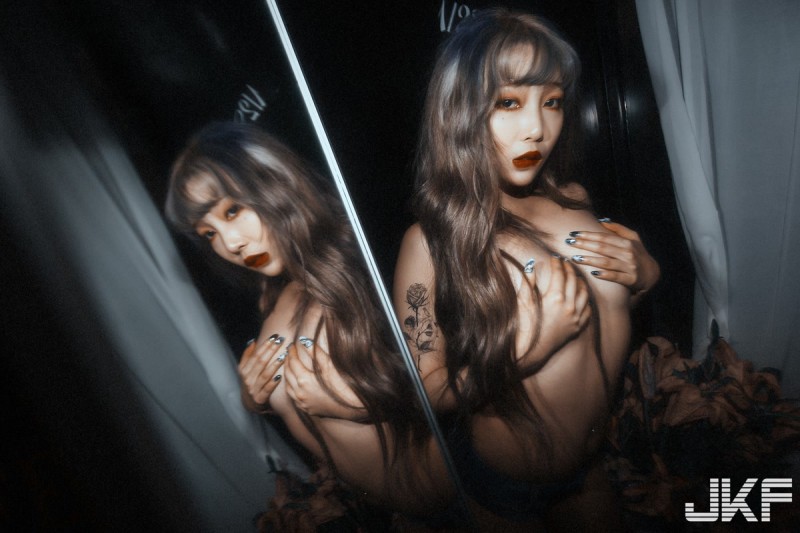 【WPT扑克】爆乳挑逗！辣模Stacy「裸身捧乳超誘惑」，吧台上「美尻視角」太犯規…