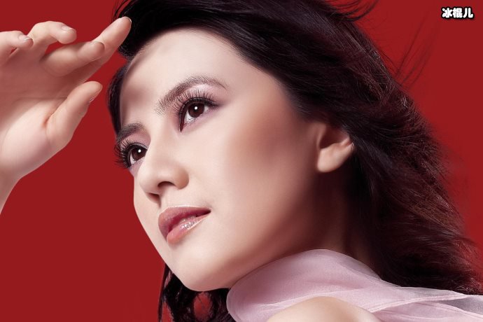 【WPT扑克】高圆圆在冰糖葫芦前挪不开脚，身穿风衣文艺女神范儿十足