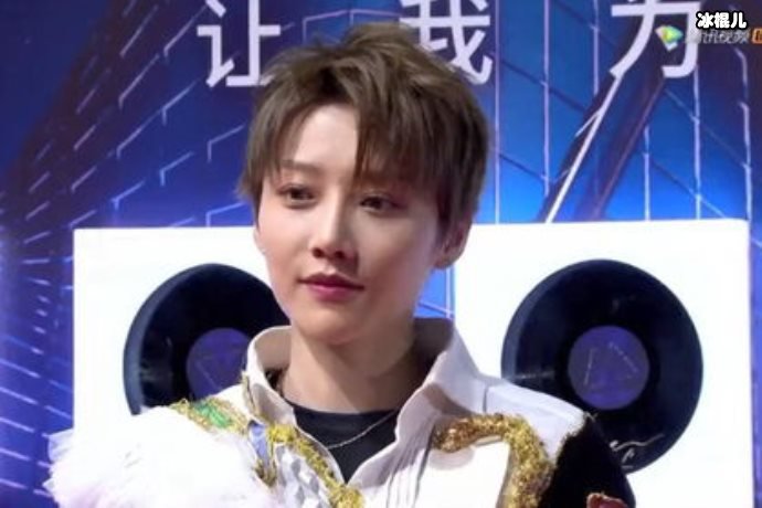 【WPT扑克】刘雨昕C位出道饱受争议，回应主题曲舞台穿裤子原因