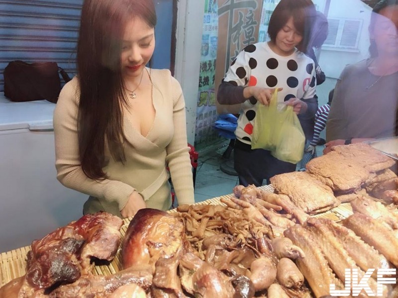 【WPT扑克】吃「乳味」了！正妹「小桃子」穿超短熱褲買賣蜜桃臀滷味，網友：超級真材實料…