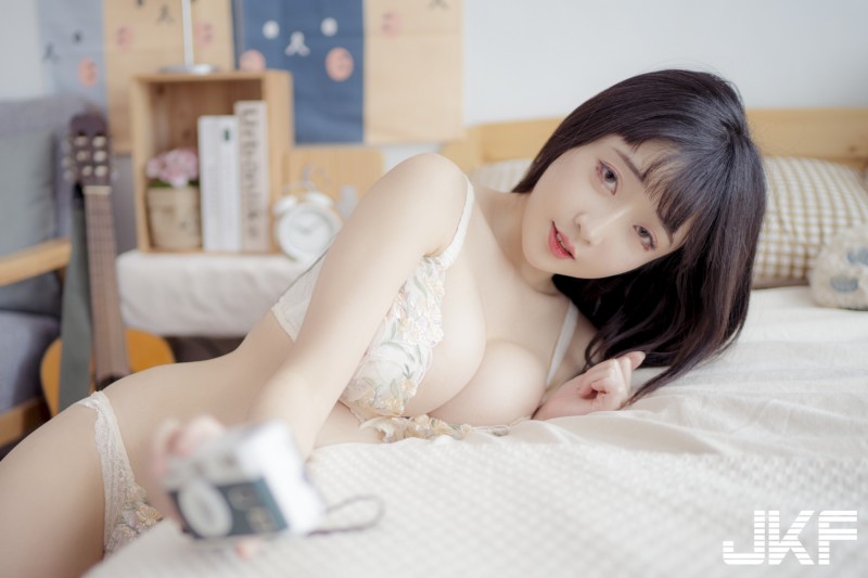 【WPT扑克】巨乳女友「玲奈Lena」的假日狂歡！陽光下撩內衣露「渾圓南半球」！