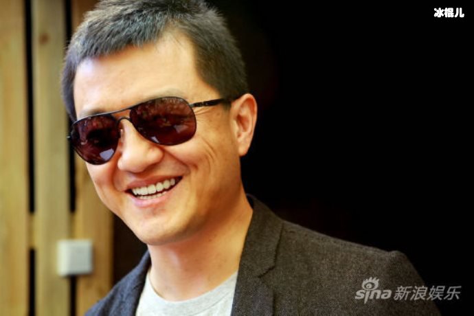 【WPT扑克】李亚鹏女友舞台深情献唱，穿短裙美腿抢镜身材气质堪比一线女星