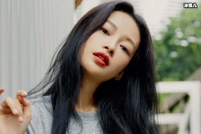 【WPT扑克】孙怡离婚后首晒出门游玩照，转身回眸带笑好随意