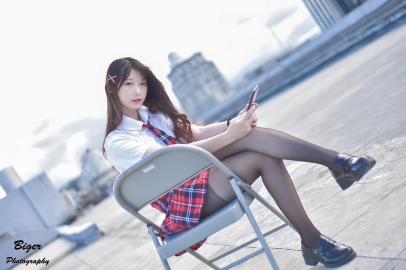 【WPT扑克】情純制服妹「欣欣 SinSin」學院風制服+透膚黑絲這組合太暴力　嘴角滲出淺淺微笑超夢幻