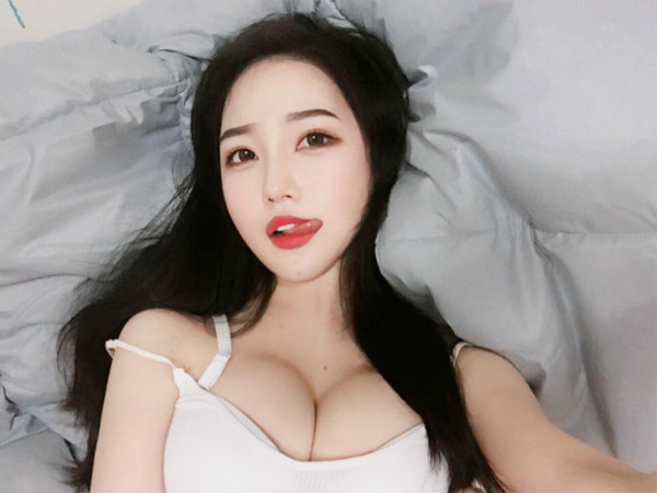 【WPT扑克】「巨乳甜心」長輩比臉還搶眼！胸前「嫩白乳球」藏不住，這就是傳說的白泡泡幼咪咪！