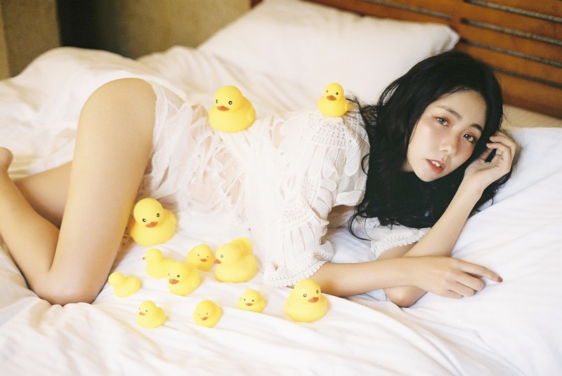 【WPT扑克】性感入浴！誘惑女友「翁捲捲」薄紗睡衣與你甜蜜同居，翹臀曲線畫面好撩人！