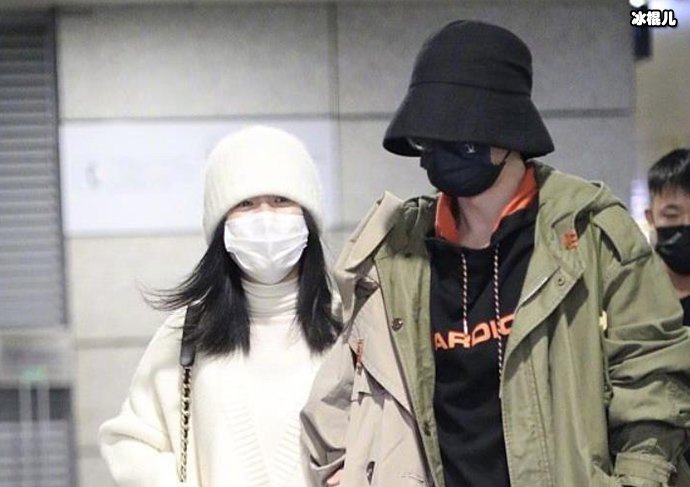 【WPT扑克】张杰演唱会受伤后首次现身? 张杰谢娜挽胳膊同行机场