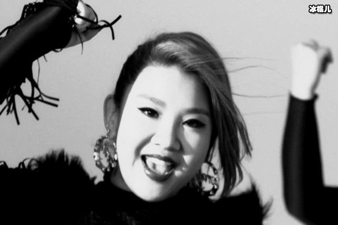 【WPT扑克】郑欣宜喝醉酒释放天性，开直播与粉丝互动大胆网友：千万注意不要