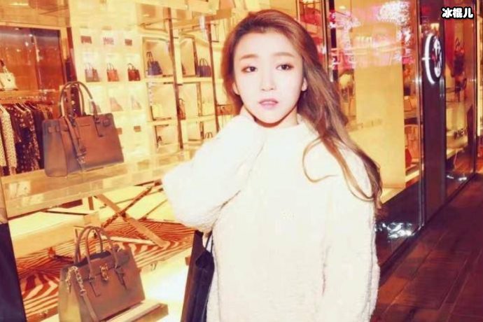 【WPT扑克】乐基儿晒美照庆祝和老公的结婚纪念日，老公状态引来网友议论