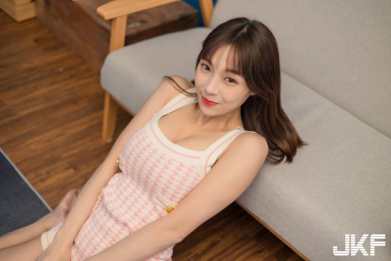 【WPT扑克】與美乳甜心妹「安然」甜蜜居家約會，誘惑緊身裝「乳量超豐滿」！