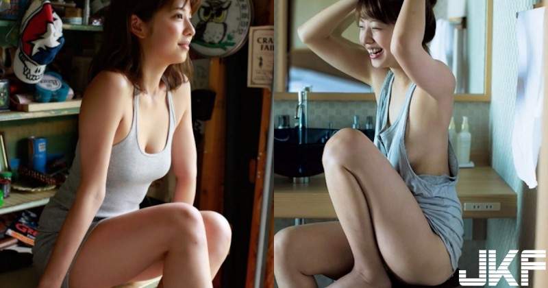 【WPT扑克】好害羞！正妹居家寫真「太過放鬆」寬鬆衣物不小心「側邊失守」！什麼都跑出來啦～