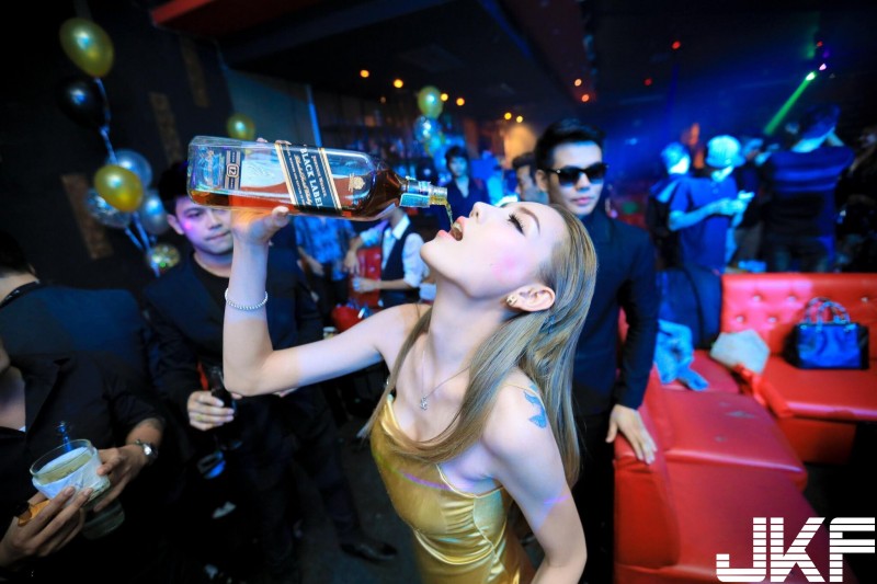 【WPT扑克】「泰國D奶妹」生日玩很大！不可描述的「造型蛋糕」邊吃邊練口技，畫面太邪惡…