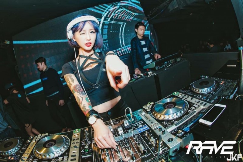 【WPT扑克】快點抱緊處理！性感DJ昆娜，專業刷盤的樣子讓人尖叫啦！