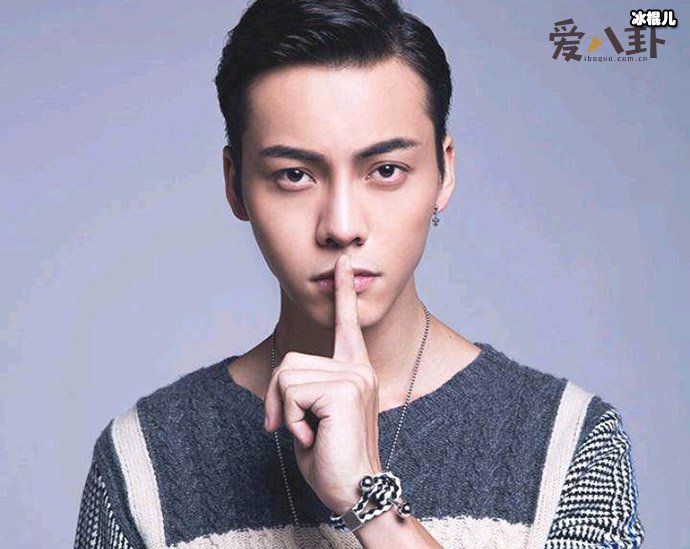 【WPT扑克】陈伟霆回应高铁上要签名的粉丝, 起底该事件详情