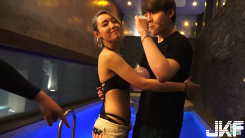 【WPT扑克】直播節目無‧極‧限！「比基尼辣妹」大膽讓來賓凍不了，直接上演「撞奶秀」