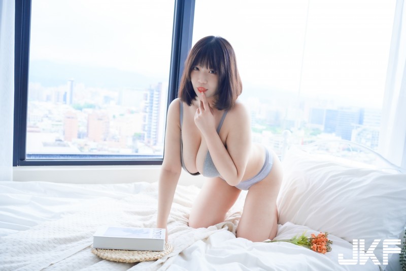 【WPT扑克】麻豆「茹茹」超挑逗深溝誘惑，「性感跪姿」畫面太邪惡！