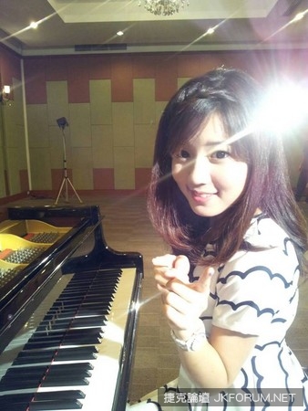 【WPT扑克】超「胸」激凸鋼琴妹　根本沒人在聽她彈琴啊！