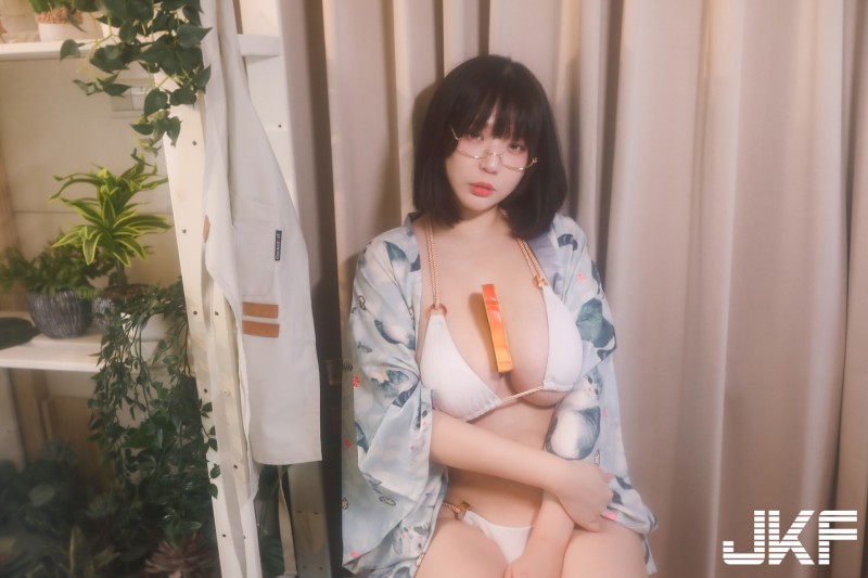 【WPT扑克】巨乳正妹「茹茹」雙球夾土司畫面好美味，滿滿奶香讓人食指大動