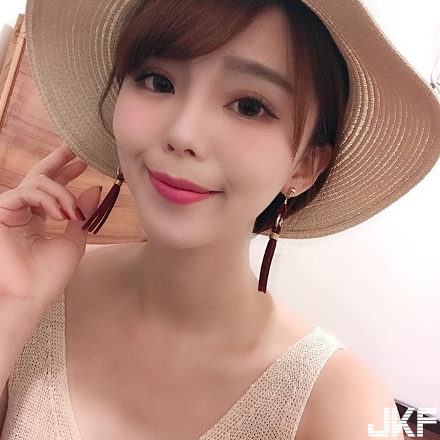 【WPT扑克】仙氣逼人的「華航正妹空姐」！不是低胸背心就是比基尼一套接一套，這身材火辣到不科學