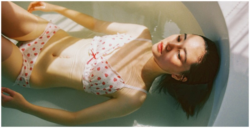 【WPT扑克】「日系少女」輕寫真！柔軟胴體輕飄水中，安靜舒適的絕美藝術！