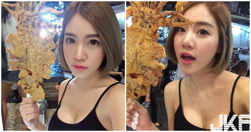 【WPT扑克】正妹穿爆乳小背心吃魷魚，傲人乳溝超吸睛，看了也好想嚐一口！