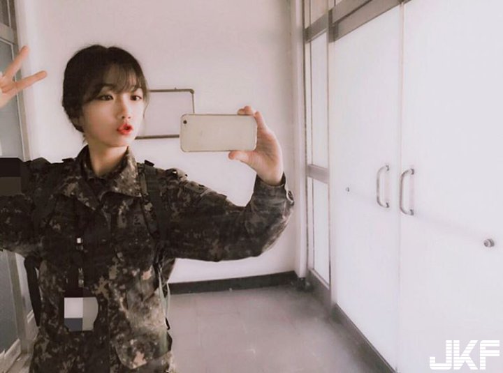 【WPT扑克】「軍中正妹」美到讓人融化！不用拿槍當武器，看到那笑容我已雙手投降～