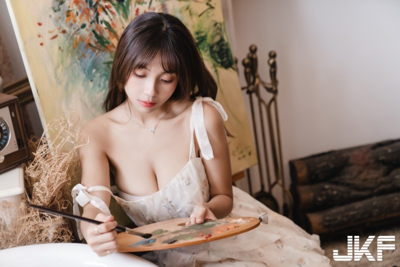 【WPT扑克】巨乳小畫家「安然」休閒時刻！碎花小洋裝「爆乳露美腿」好誘惑