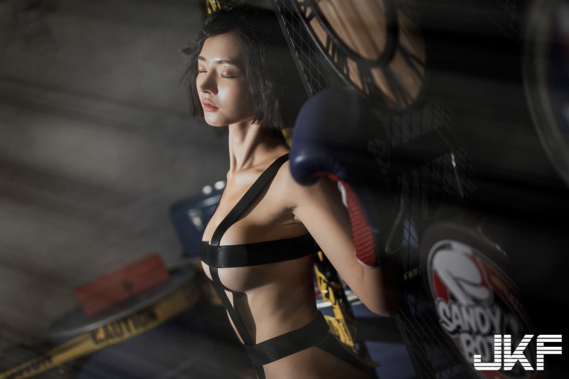 【WPT扑克】鏤空辣妹「A栗」的超兇誘惑畫面，「渾圓雙球」形狀超清楚！