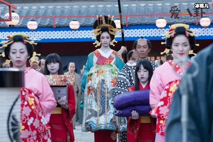 【WPT扑克】花魁穿那么高的鞋怎么走路，揭秘花魁走路秘诀为何还要抱着被子