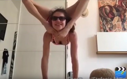 【WPT扑克】奧地利正妹倒立M字腿戴墨鏡　超強柔軟度讓網友驚呆了