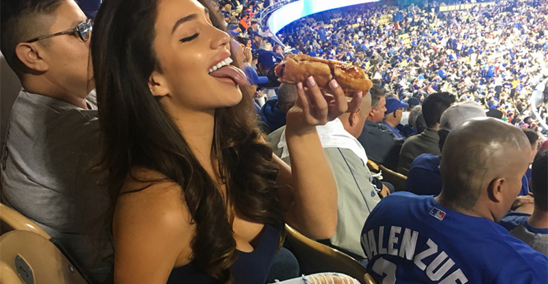 【WPT扑克】神到啦！伸長舌「熱狗堡正妹」門已開…上衣底下還暗藏兩顆「大肉包」