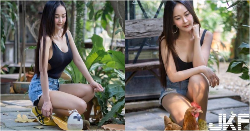 【WPT扑克】「性感小園丁pinny」體驗農家樂～「開洞小背心」彎腰餵雞太養眼，想跟她一起親近大自然