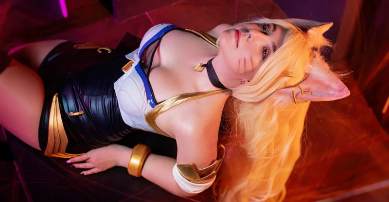 【WPT扑克】正妹Coser為藝術「獻身」　上身全面淨空貼金箔…乳型乍現性感藏不住