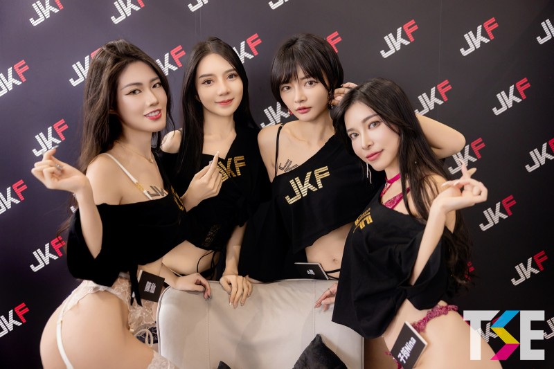 【WPT扑克】比齊人之福還爽！JKF VIP限定攝影會攝完還能被「美乳翹臀」包圍！
