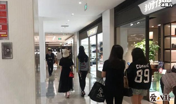 【WPT扑克】偶遇刘亦菲舒畅逛街, 娱乐圈中并非只有塑料姐妹情