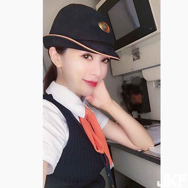 【WPT扑克】太美麗「高鐵列車長」！勾魂電眼穿上緊身制服遐想度爆表，制服下的一雙長腿根本是麻豆