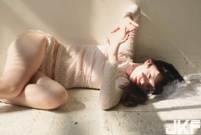 【WPT扑克】萌妹踢被露出蕾絲小褲❤迷糊無防備的「賴床寫真」太誘人！