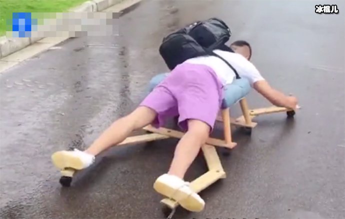 【WPT扑克】小伙做旱地游泳机 ,让旱鸭子体验游泳最后为何拆掉作品