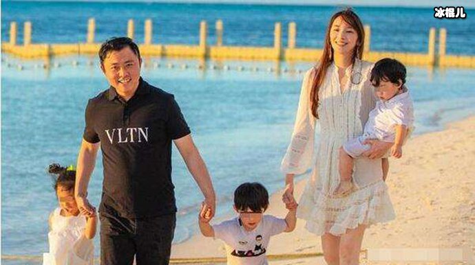 【WPT扑克】吴佩慈与男友纪晓波未婚生四个孩！为何会被嘲无名无分！